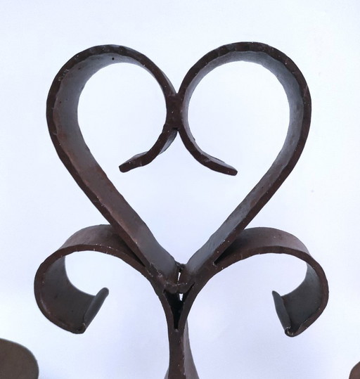Schmiedeeiserner Kerzenständer mit patiniertem Herzmotiv