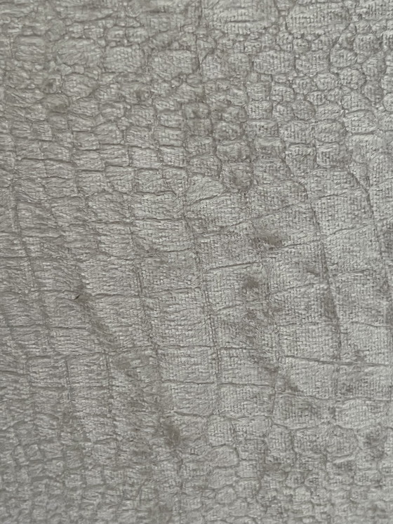 Image 1 of Schwere Tischlampe im Landhausstil mit beigefarbenem Samtschirm und schwerem Steingutfuß.
