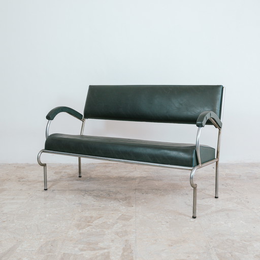 Bauhaus-cantileverbank uit de jaren 30 in buisvormig staal, modern design.