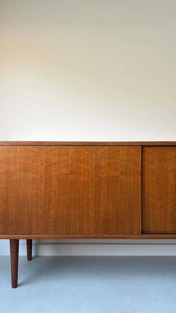 Image 1 of Buffet vintage en bois avec portes coulissantes