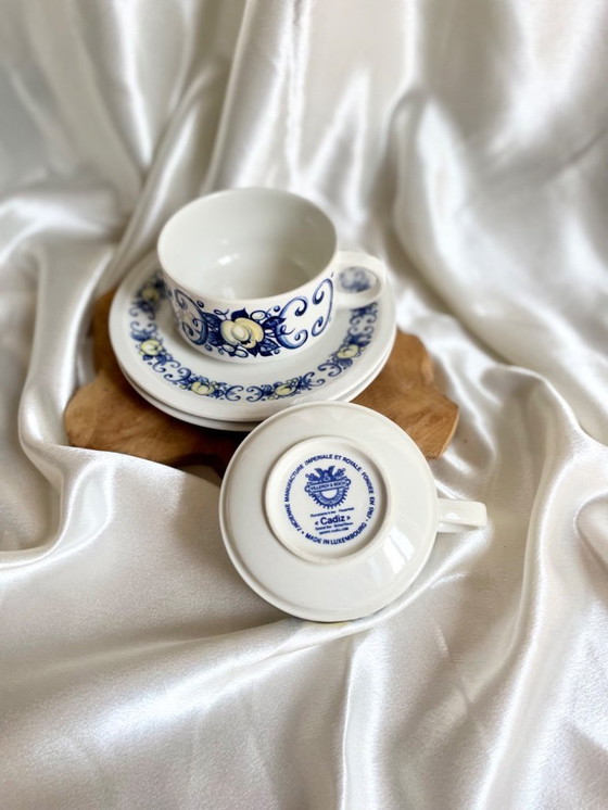 Image 1 of Villeroy & Boch Cadiz - Grandes tasses thé ou café vintage avec soucoupes - motif floral bleu et jaune, faïence Luxembourg 70s