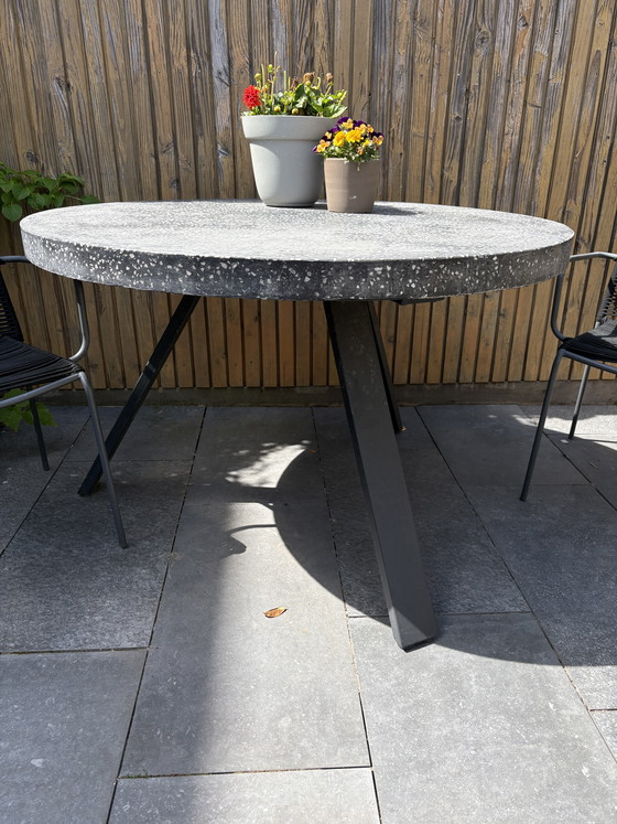 Image 1 of Conjunto de mesa de jardín de granito Kave Home con 4 sillas.