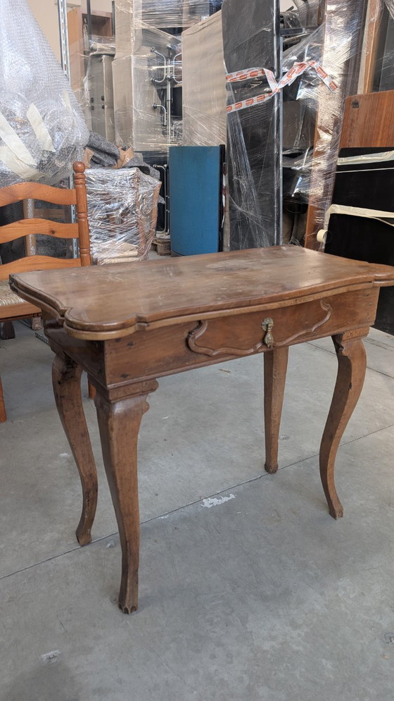 Image 1 of Tavolino a libro da gioco in noce con gambe sagomate e cassetto XVIII secole 