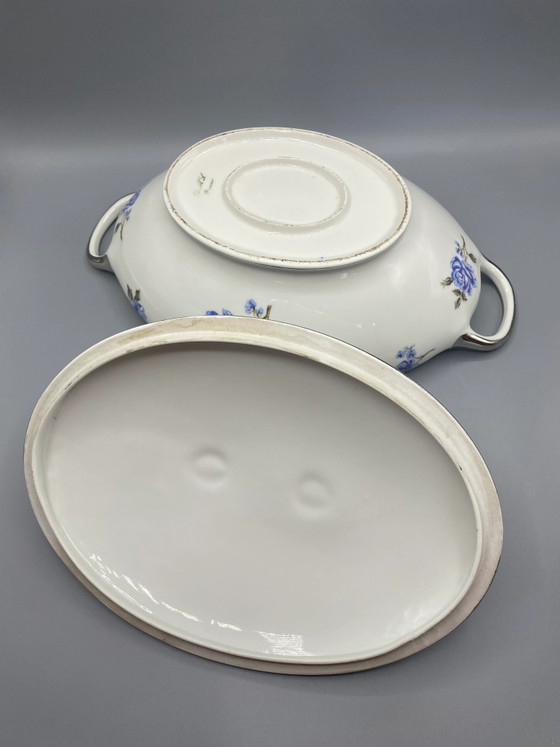 Grote afgedekte porseleinen groenteschaal met blauwe rozen. – Decoratieve objecten, Porcelain, Silver (photo 5 of 10)