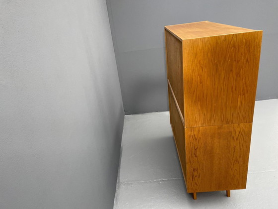 Image 1 of Armoire U-450 en placage de chêne, variante jaune et blanche, Jiří Jiroutek pour Interiér Praha, années 1960