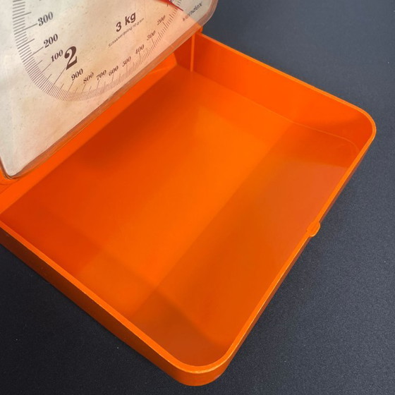 Image 1 of Vintage Oranje Vendex Duitse keukenweegschaal voor wandmontage