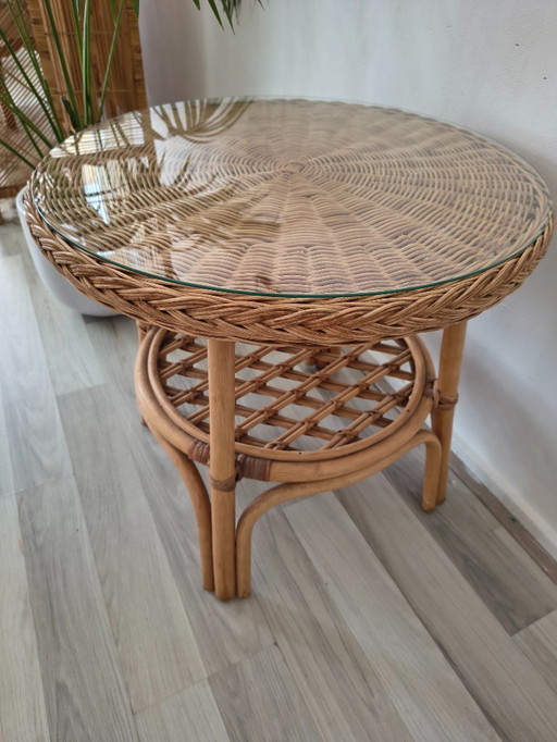 Mesa de centro o mesa auxiliar de ratán