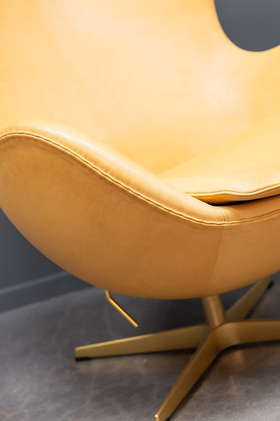 Image 1 of Poltrona a uovo + pouf