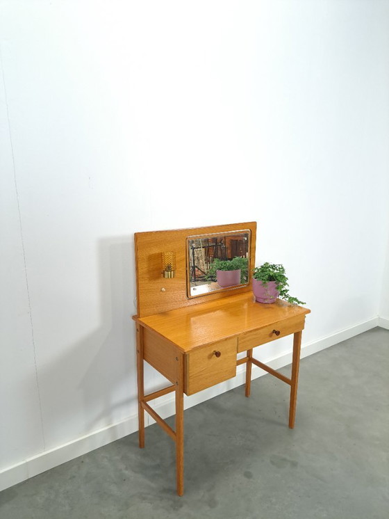 Image 1 of Tavolo da trucco con specchio e lampada dalla Svezia