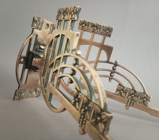 Image 1 of Geometrische messing kandelaar voor aan de muur in secessionistische/art nouveau-stijl, ca. 1900.