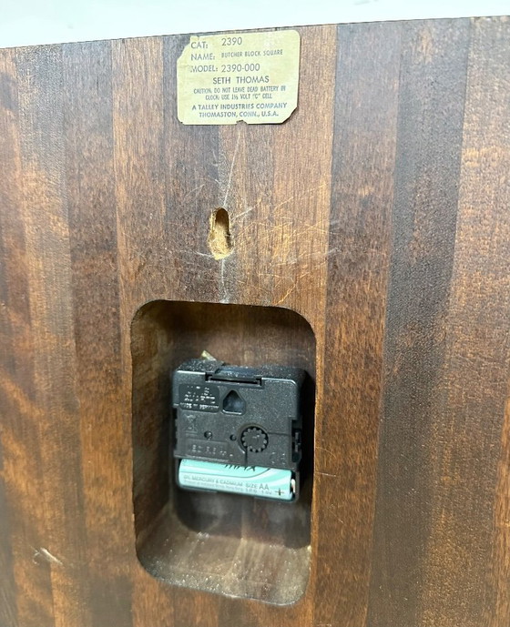 Image 1 of Vintage bruine houten wandklok van Seth Thomas, jaren 80