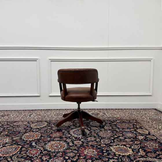 Chaise de bureau Chesterfield Wade anglaise marron – Wade Upholstery, Chaises de bureau, Leather, Wood (photo 4 of 8)