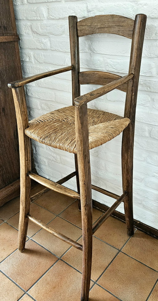 Chaise haute française ancienne avec assise en osier