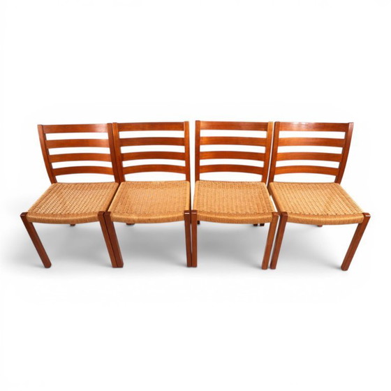 Image 1 of Niels Otto Møller Modèle 408, Ensemble de 4 chaises de salle à manger en teck Papercord pour J.L. Møllers, 1975