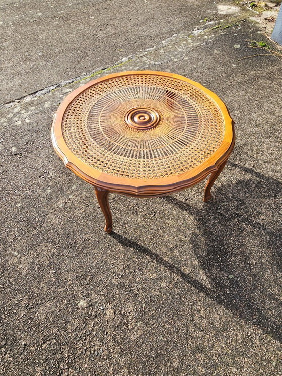 Image 1 of Tavolino da caffè rotondo vintage francese in legno, vetro e rattan - Grande tavolo da salotto in stile Luigi XV - anni '60