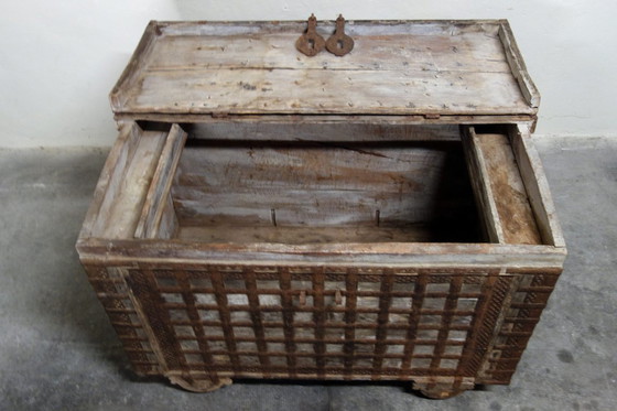 Image 1 of Antike Hochzeitstruhe aus Holz und Eisen, Indien, 19. Jahrhundert