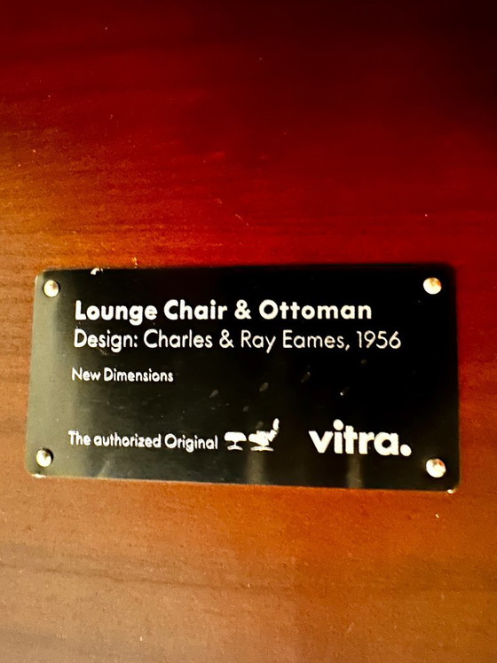 Dos sillones Eames Lounge Chair originales de Vitra, versión New Dimensions – Cuero (photo 8 of 8)