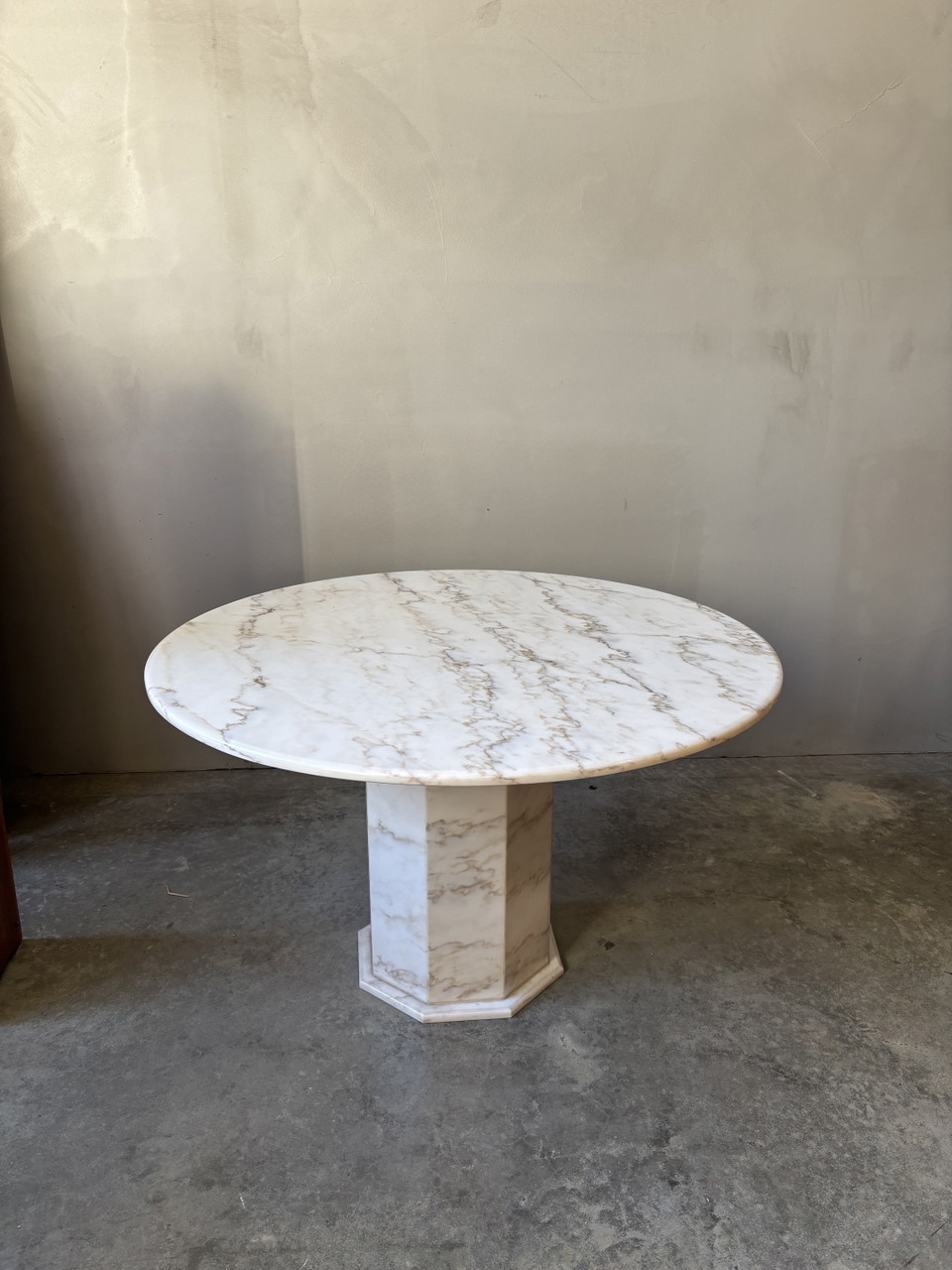 Vintage Round Marble Dining Table, 70S | €795 | Whoppah