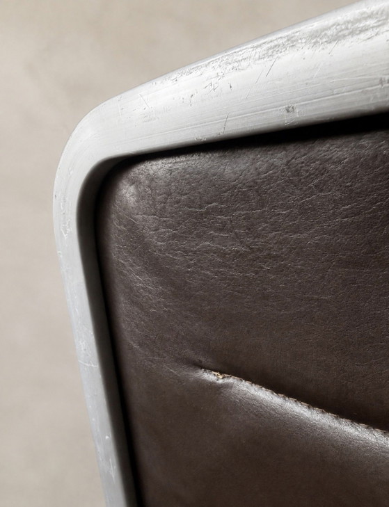 Raro set di 4 sedie da pranzo di Eric Sigfrid Persson — Svezia, anni '70 – Aluminium, Leather (photo 9 of 15)