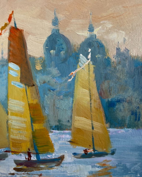 Image 1 of Peinture à l'huile originale représentant un bateau sur un paysage fluvial. Trois voiliers au crépuscule.