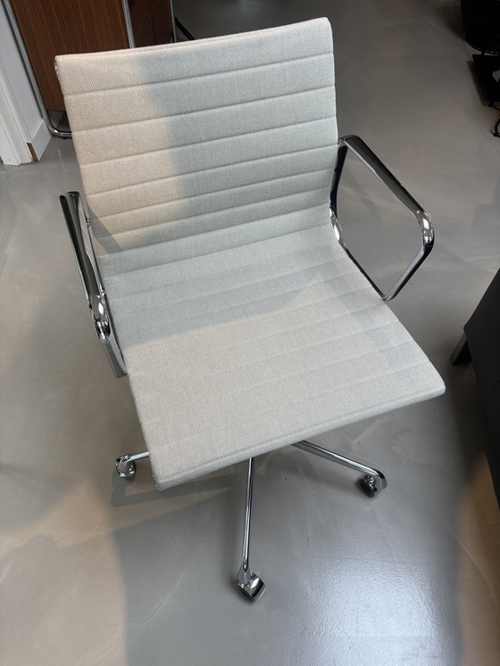 Image 1 of Vitra EA 117 bureaustoel hopsak 2020 ivory / grey