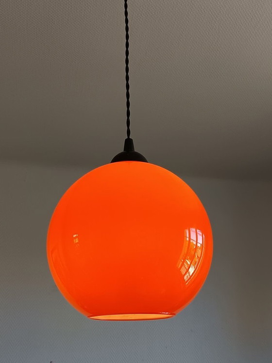 Image 1 of Vintage oranje hanglamp in de vorm van een bol uit het ruimtetijdperk.
