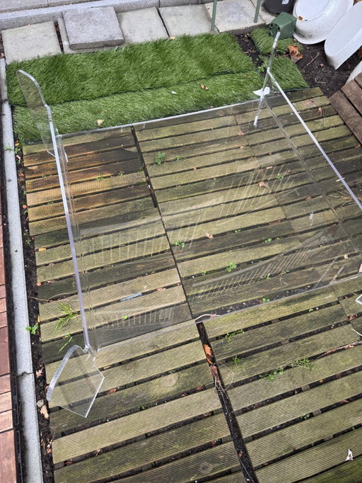 Wunderschöner Plexiglastisch mit einzigartigem Design