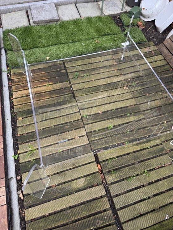 Image 1 of Wunderschöner Plexiglastisch mit einzigartigem Design