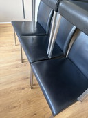 6 zwart leren eetkamerstoelen met rvs poten