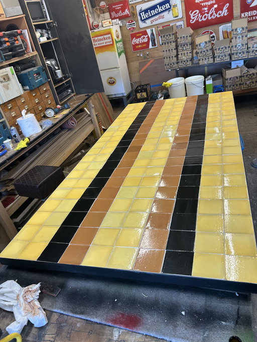 Hippe Marokkaanse binnentafel van tegels uit Fez
