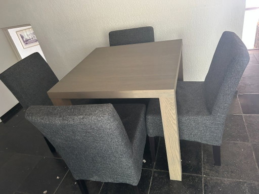 Oak-colored dining table with 4 chairs (as good as new)