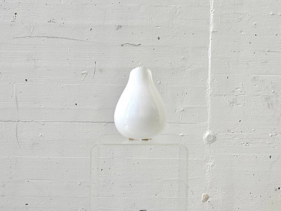 Image 1 of Jarrón de cristal opalino de mediados de siglo, con forma orgánica de lágrima.