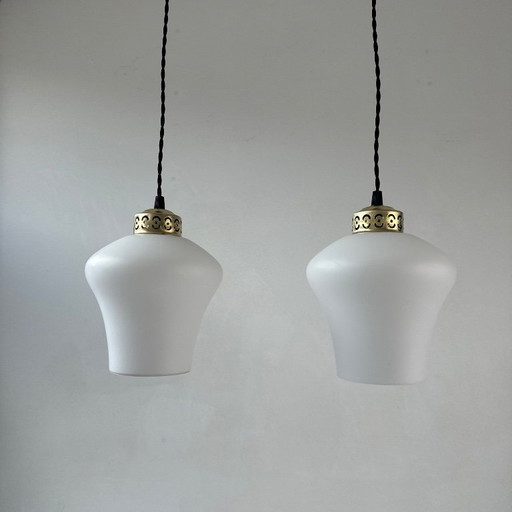 PAIRE D’ANCIENNES SUSPENSIONS EN OPALINE VINTAGE