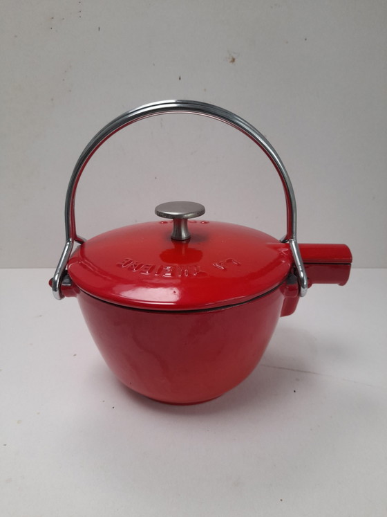La théière Staub en fonte émaillée rouge – Accessoires de table, Cast Iron (photo 3 of 6)