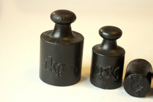 Set con 4 pesi in ferro (1x 1 kg - 0,5 kg - 250 g - 200 g ciascuno)