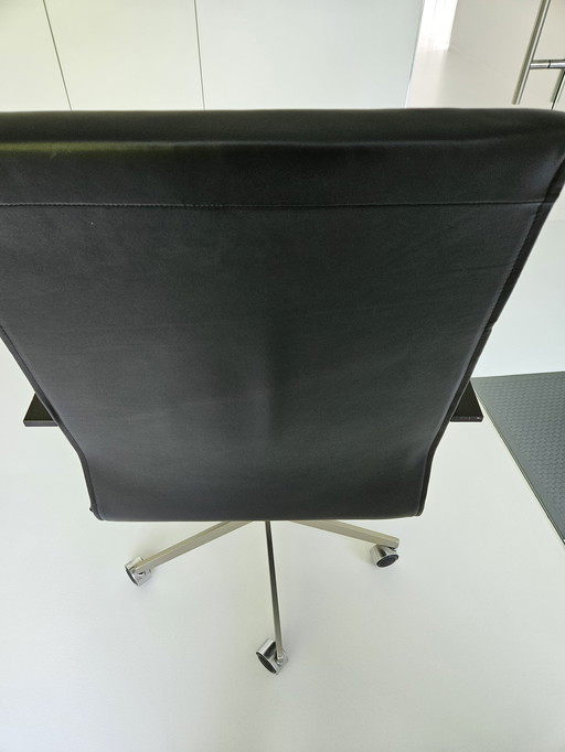Bulo VVD High back office chair in black leather, armrests aluminum black anodized, side profiles black lacquered