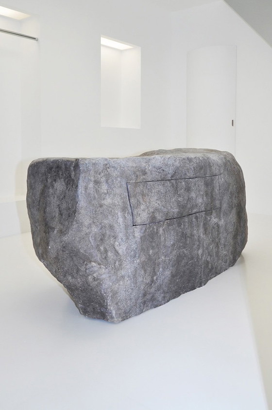 Image 1 of Cómoda de imitación de roca