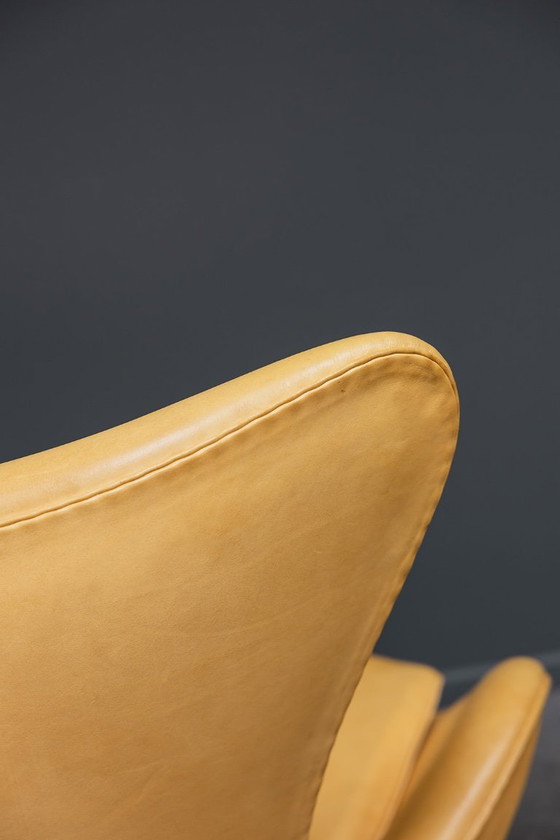 Image 1 of Poltrona a uovo + pouf