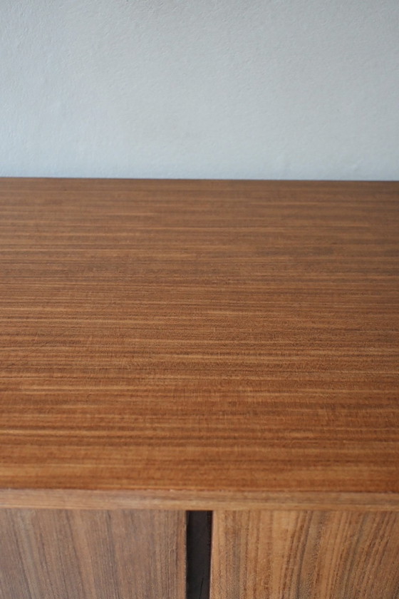 Image 1 of Precioso y elegante aparador/vitrina de pared de mediados de siglo.