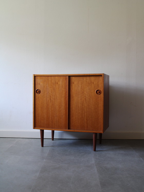 Credenza danese vintage con ante scorrevoli in teak. – Credenze, Wood (photo 4 of 8)