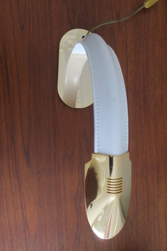 Image 1 of Lámpara de escritorio Tras Milano, con inscripciones en cuero cosido y latón chapado en oro, Italia, década de 1970.