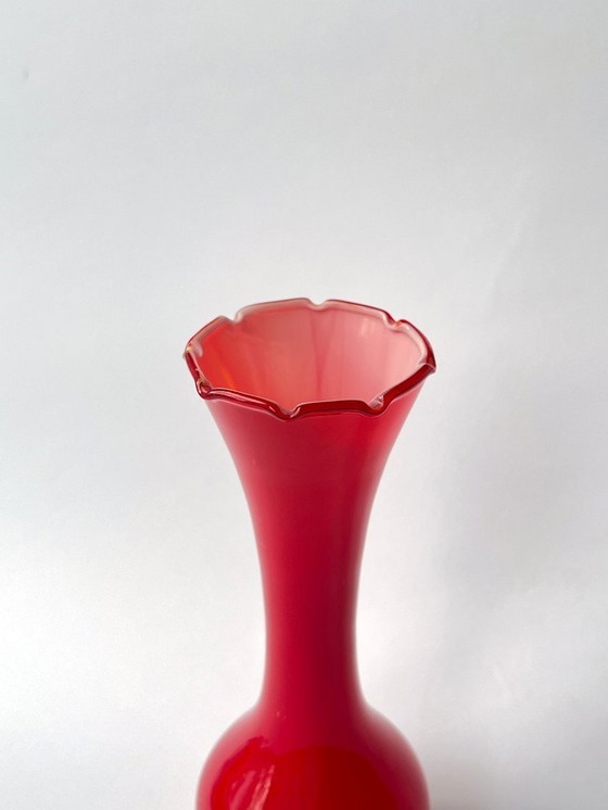 Image 1 of Jarrón rojo con volantes de estilo moderno de mediados de siglo