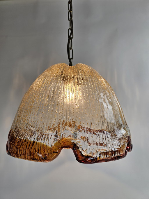 Dik glazen Hanglamp met oranje rand en gouden korrels in glas 