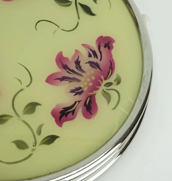 Image 1 of Plat à gâteau rotatif des années 1930, en verre chromé, orné de fleurs roses et violettes.