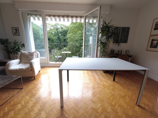 Mesa extensible Thin-K de cristal y acero, marca italiana Kristalia.