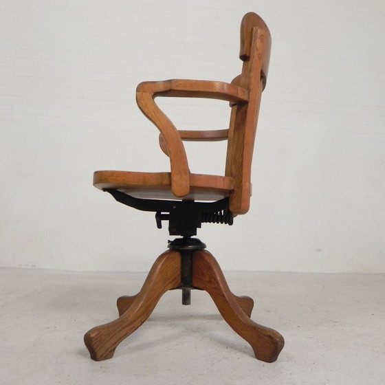 Silla de oficina de roble con sistema de muelles ajustable y regulación de altura, década de 1950. (photo 10 of 35)