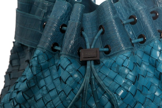 Image 1 of Borsa Burberry in pelle intrecciata turchese con stampa coccodrillo in rilievo.