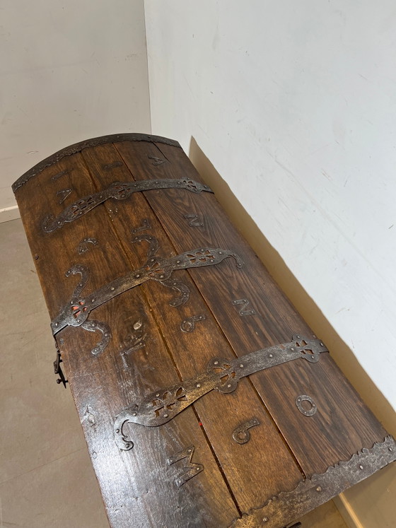 Antieke eikenhouten koepelkoffer uit de 18e eeuw – Kasten (photo 5 of 6)