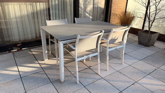 Image 1 of Modernes Gartenmöbelset, bestehend aus einem 4-Jahreszeiten-Tisch mit 4 Stühlen in Weiß und Grau