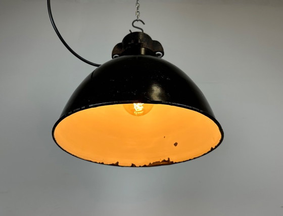 Image 1 of Industrielle Bauhaus-Hängeleuchte aus schwarzem Emaille, 1930er Jahre